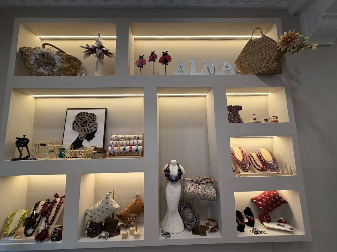 Estantería iluminada con collares, pulseras, bolsos y las mariquitas de Alma